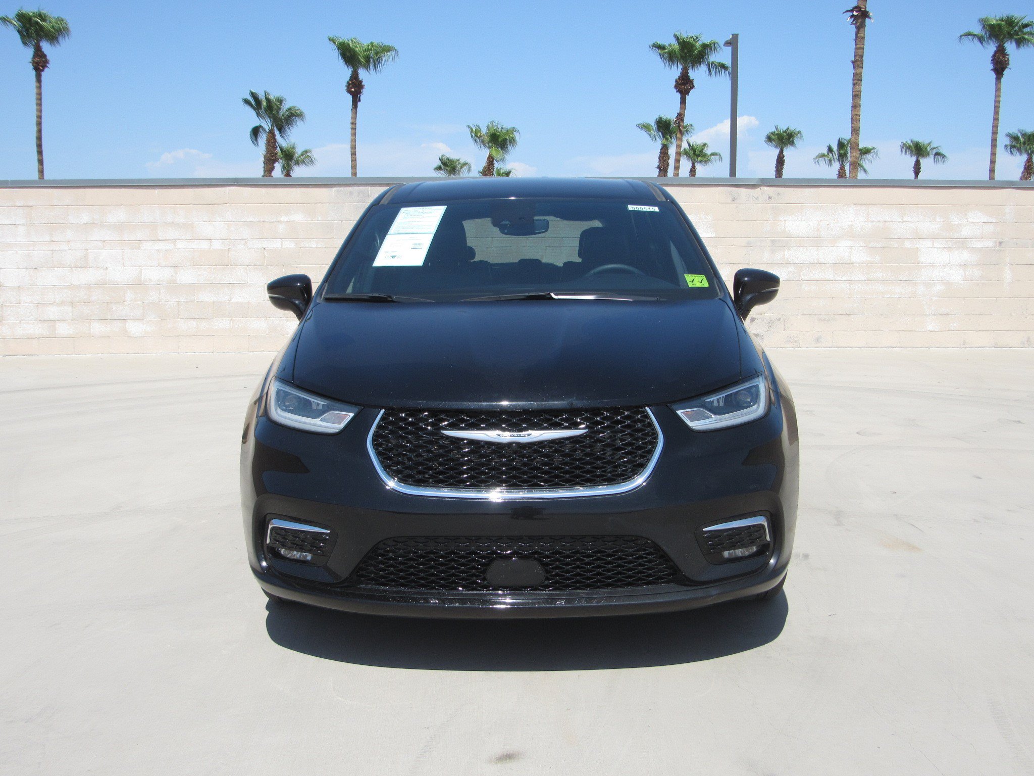 Used 2025 Chrysler Pacifica Select FWD image 3