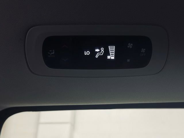 Used 2023 Chrysler Voyager LX image 22