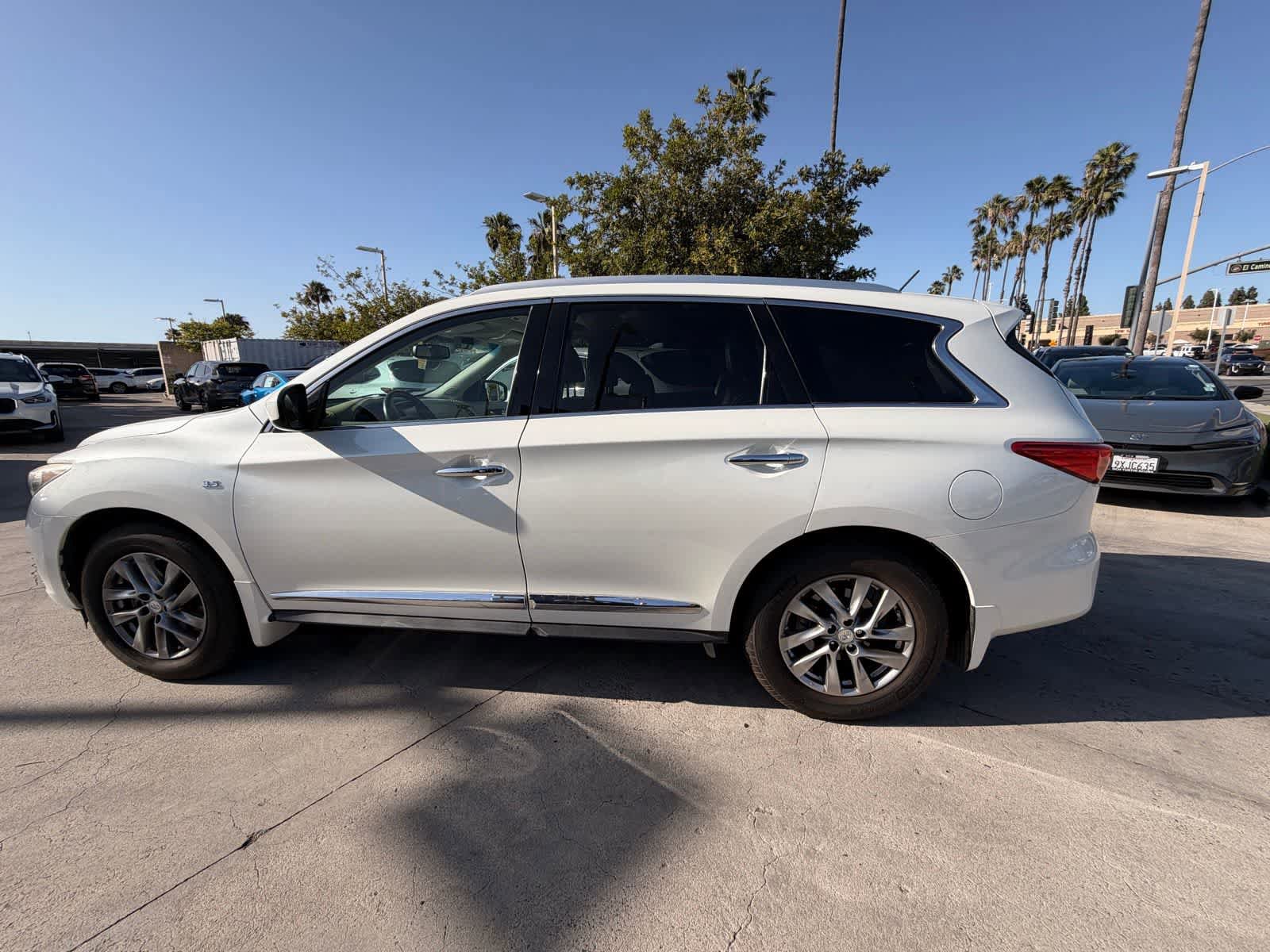 Used 2015 INFINITI QX60 Luxe w/ Premium Package AWD/4WD image 2