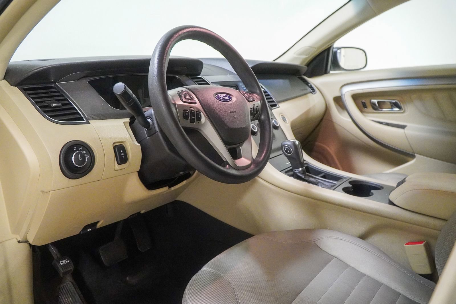 Used 2014 Ford Taurus SE FWD image 19