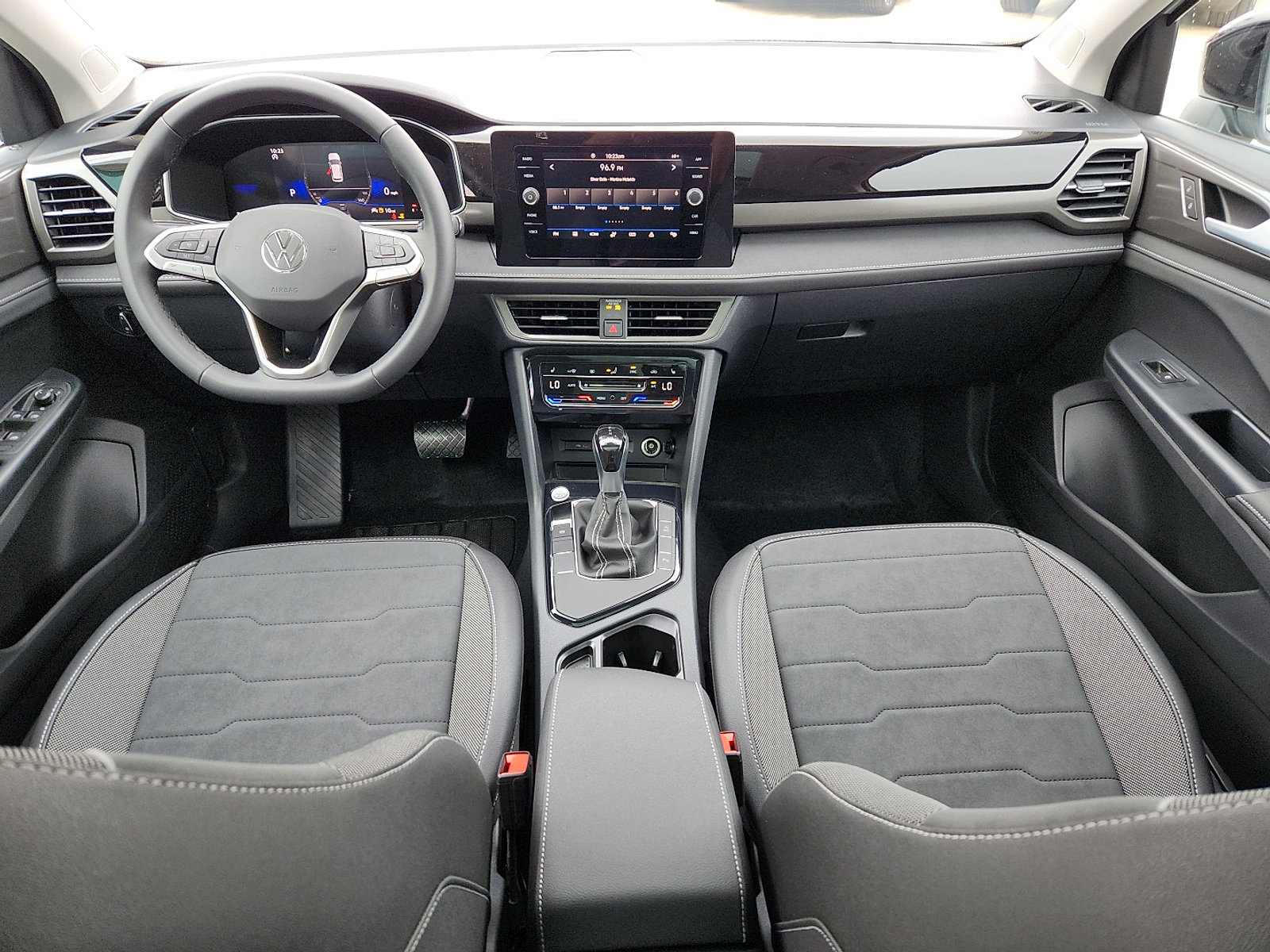 New 2026 Volkswagen Taos SE image 11