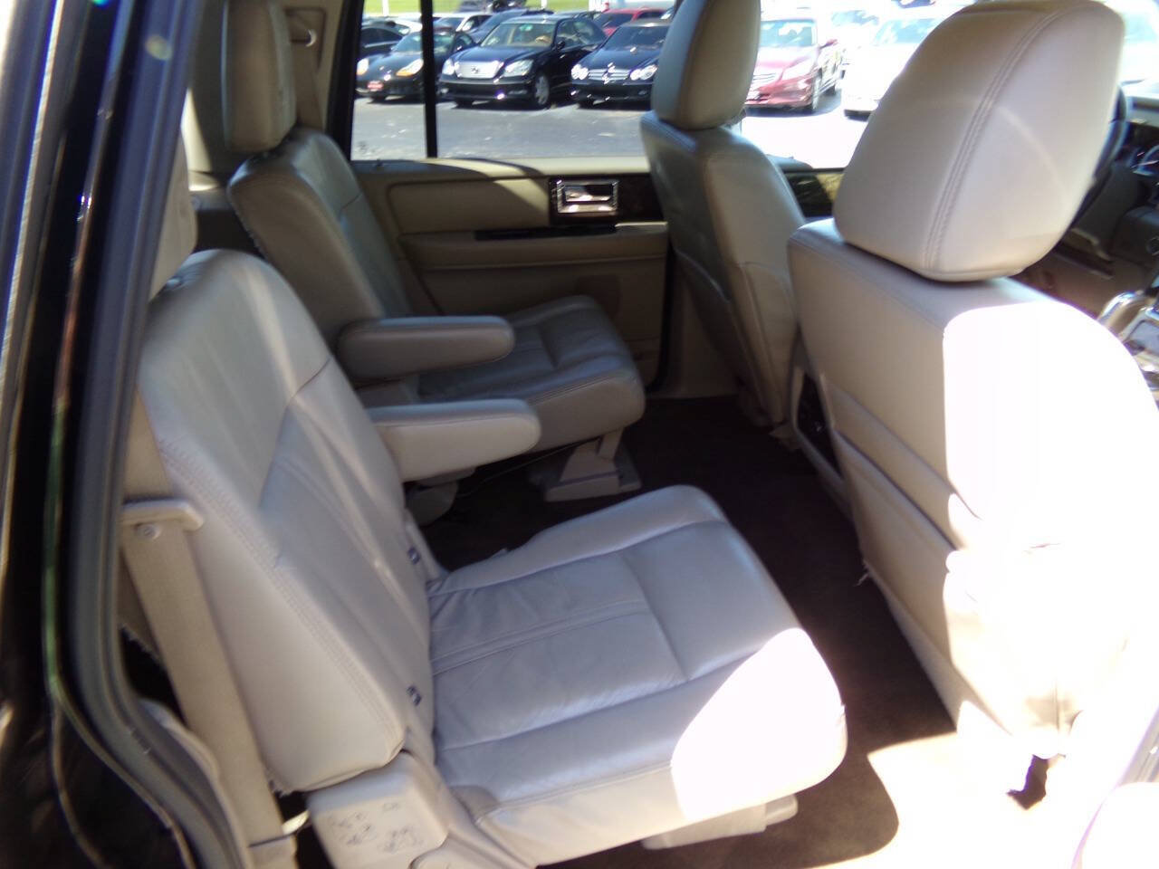 Used 2016 Lincoln Navigator L Select RWD image 28
