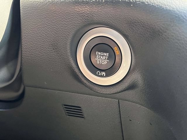 Used 2025 Chrysler Pacifica Select FWD image 32