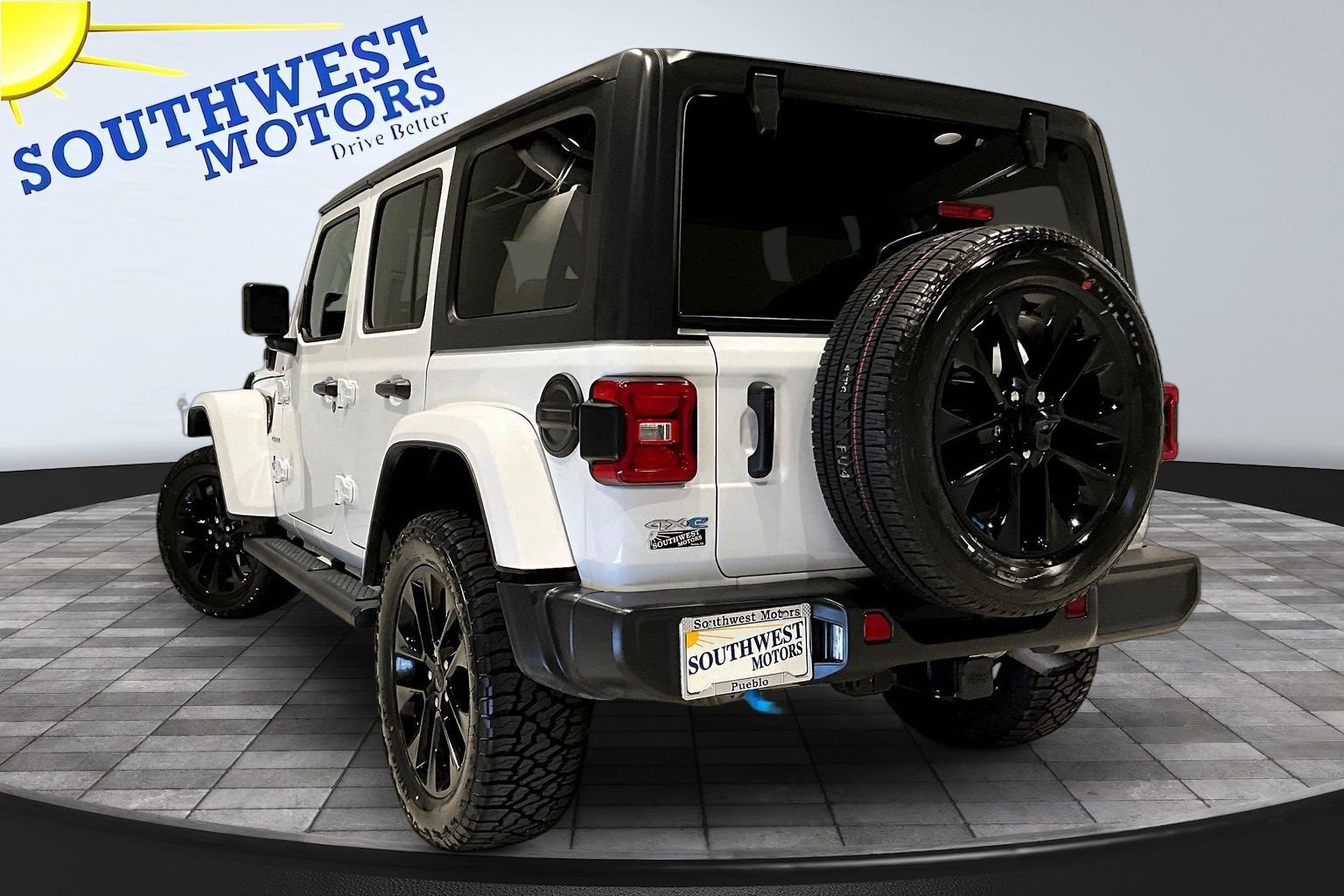 Used 2023 Jeep Wrangler Unlimited Sahara w/ Cold Weather Group AWD/4WD image 5
