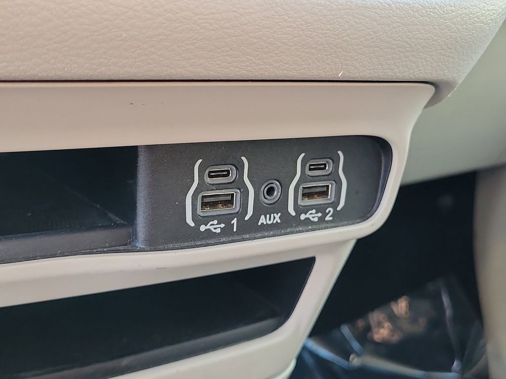 Used 2022 Chrysler Voyager LX image 32