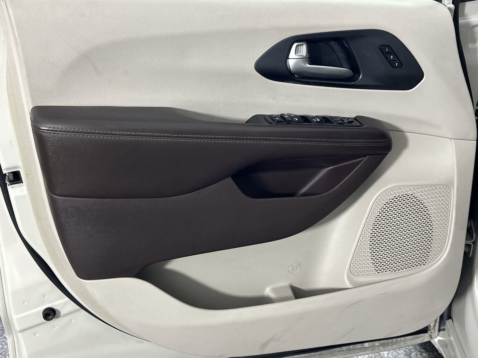 Used 2020 Chrysler Pacifica Touring-L w/ Tire & Wheel Group image 29