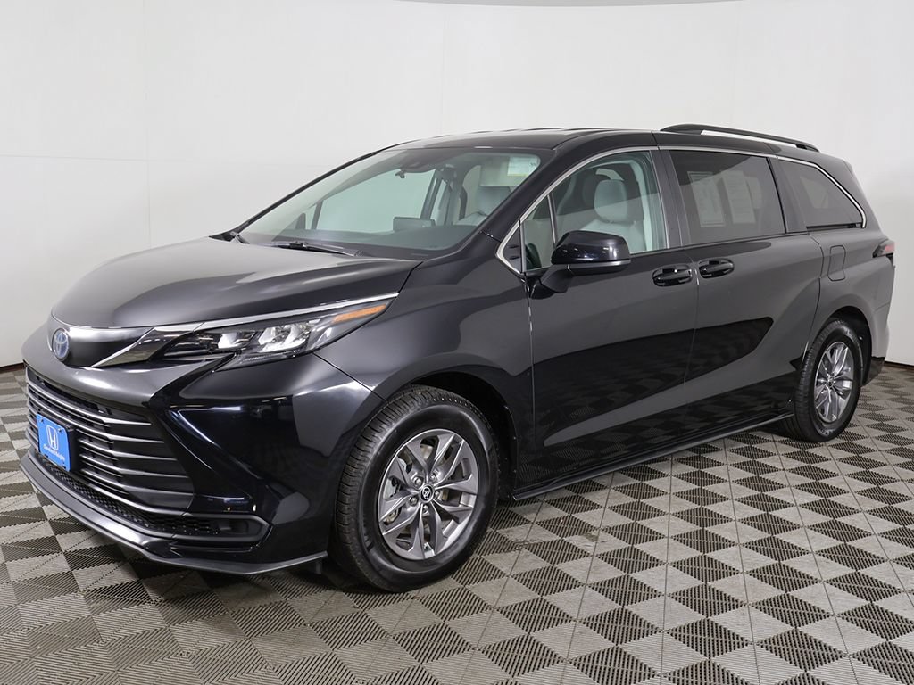 Used 2024 Toyota Sienna LE AWD/4WD image 7