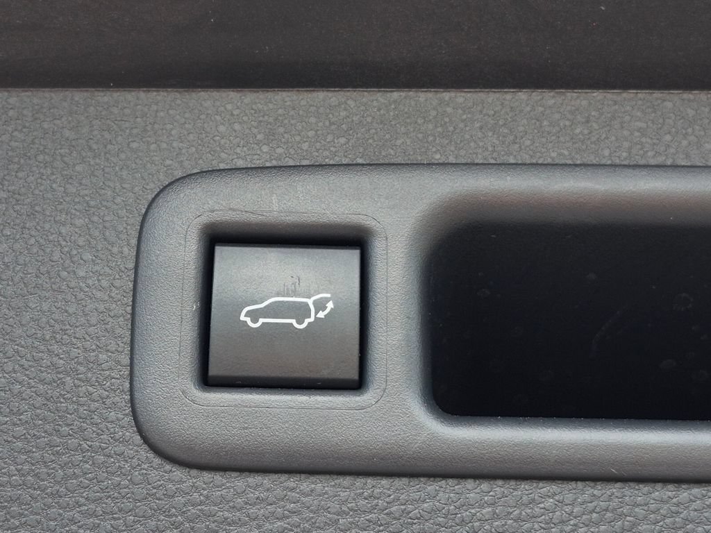 Used 2025 Toyota Highlander LE FWD image 8