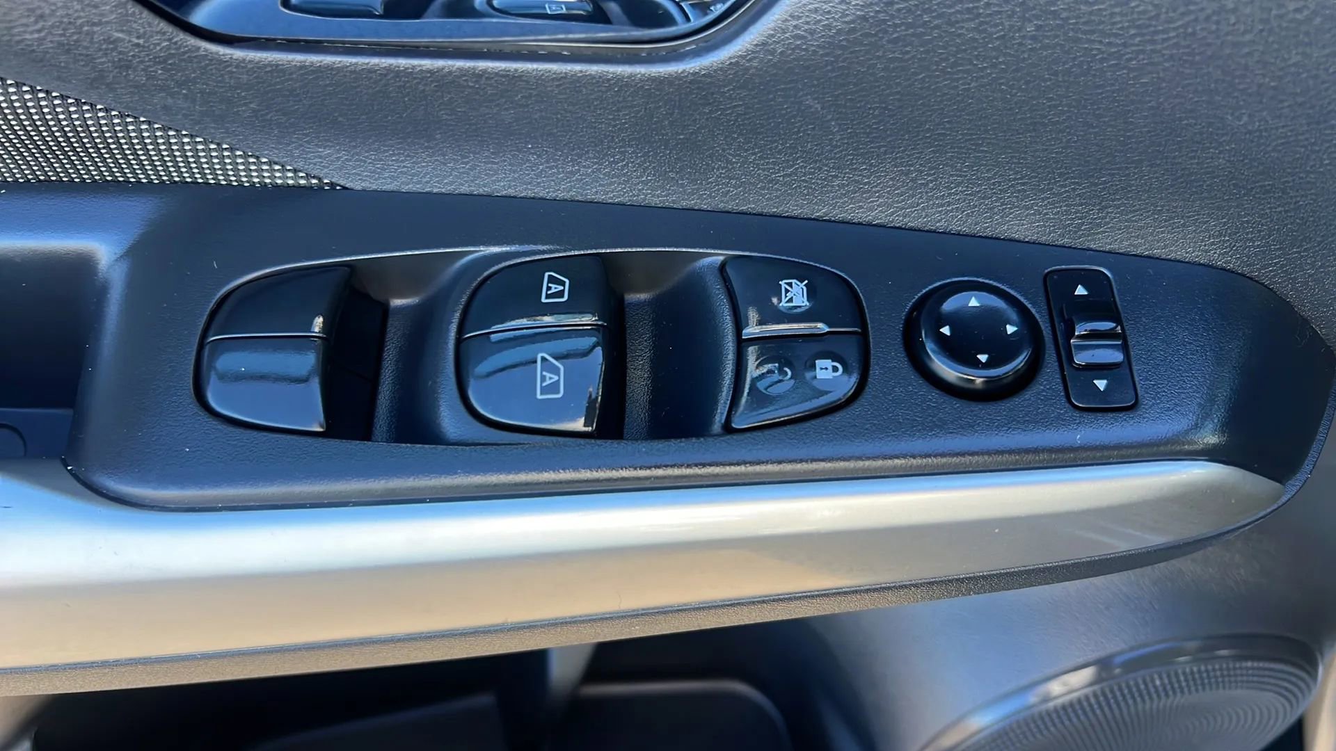 Used 2019 Nissan Kicks SV w/ Exterior Package FWD image 14
