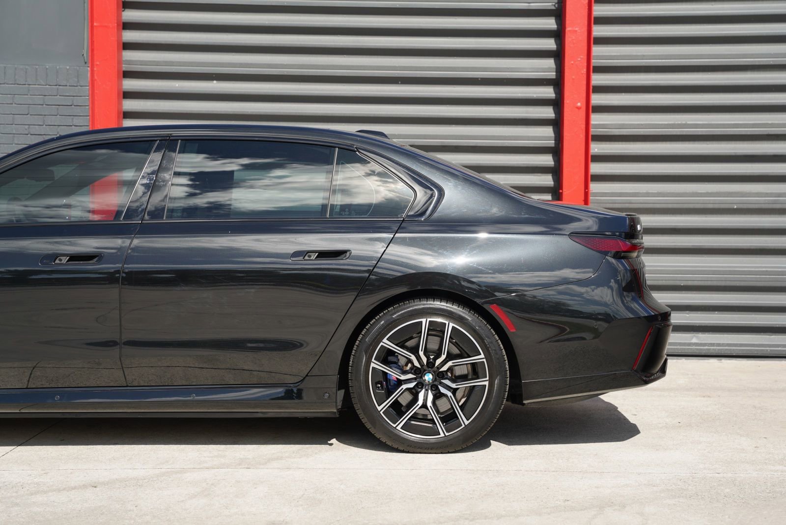 Used 2023 BMW i7 xDrive60 w/ Executive Package 2 AWD/4WD image 8