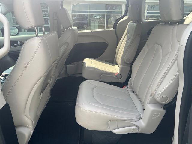 Used 2019 Chrysler Pacifica Touring-L FWD image 21