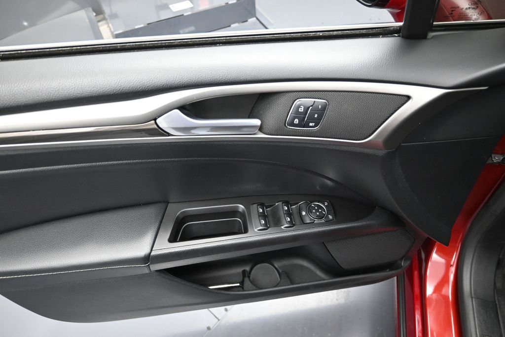 Used 2017 Ford Fusion SE w/ Fusion SE Technology Package FWD image 11
