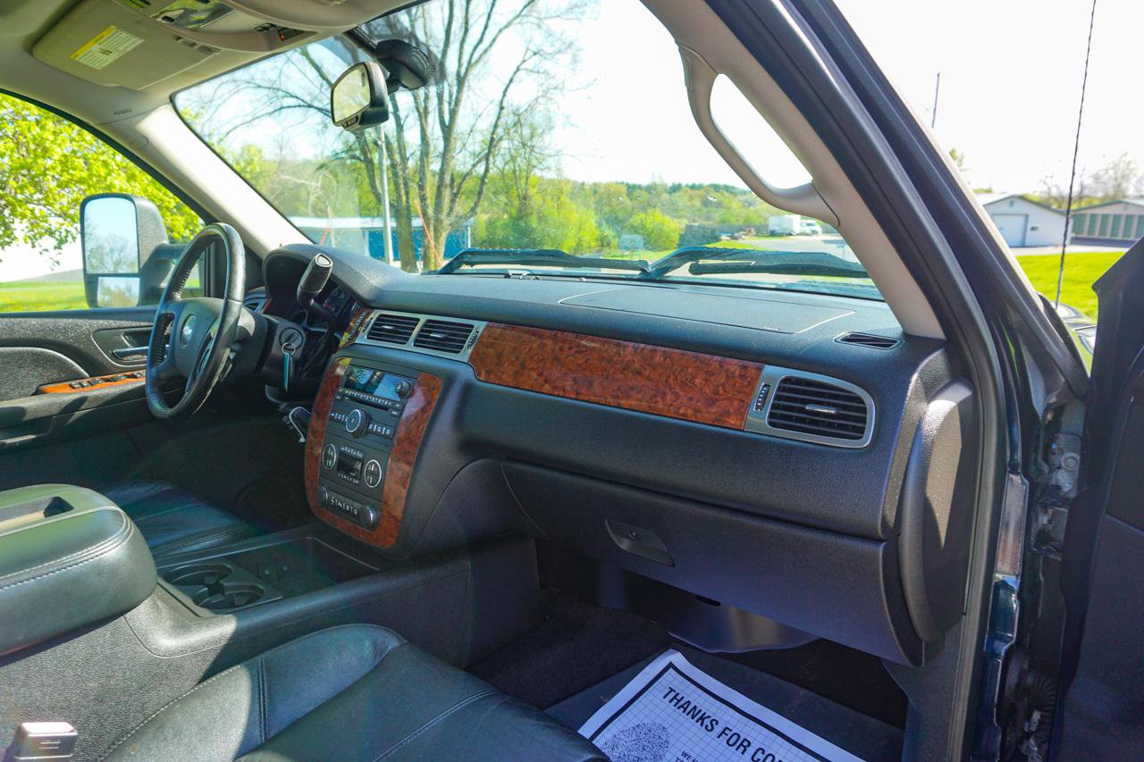 Used 2007 Chevrolet Silverado 1500 LTZ w/ Safety Package AWD/4WD image 24