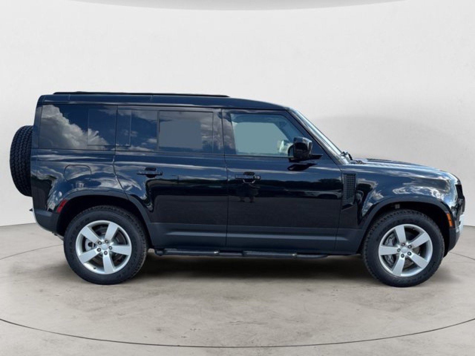 Used 2025 Land Rover Defender 110 S AWD/4WD image 3