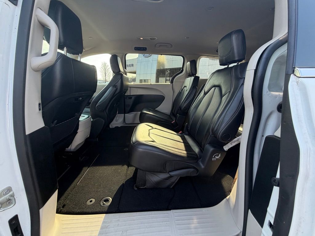 Used 2023 Chrysler Pacifica Touring-L image 15