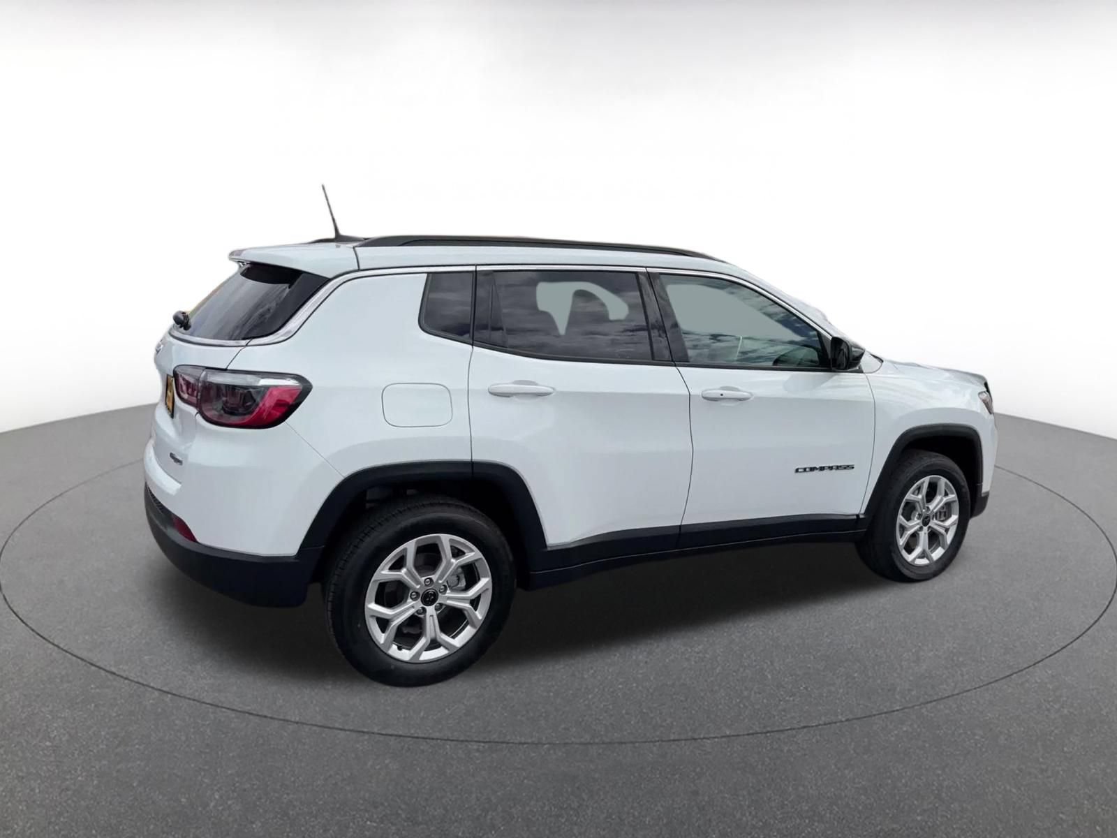 Used 2025 Jeep Compass Latitude AWD/4WD image 13