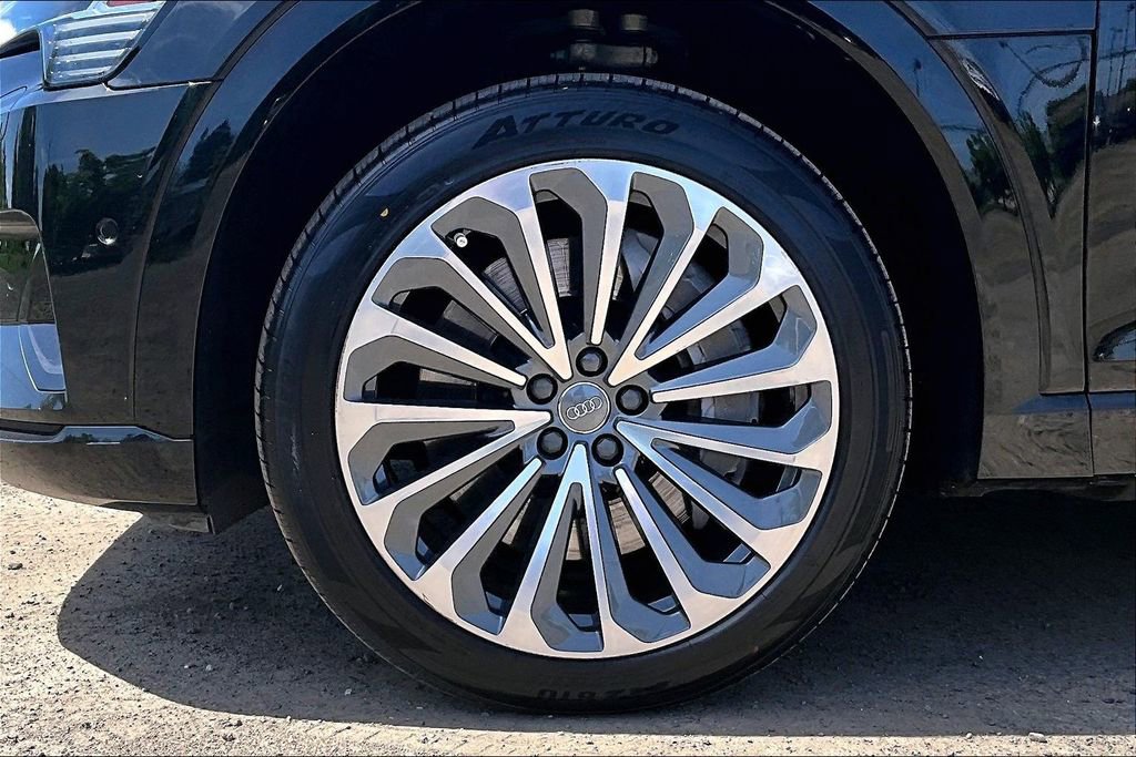 Used 2019 Audi e-tron Prestige w/ Prestige Package AWD/4WD image 12