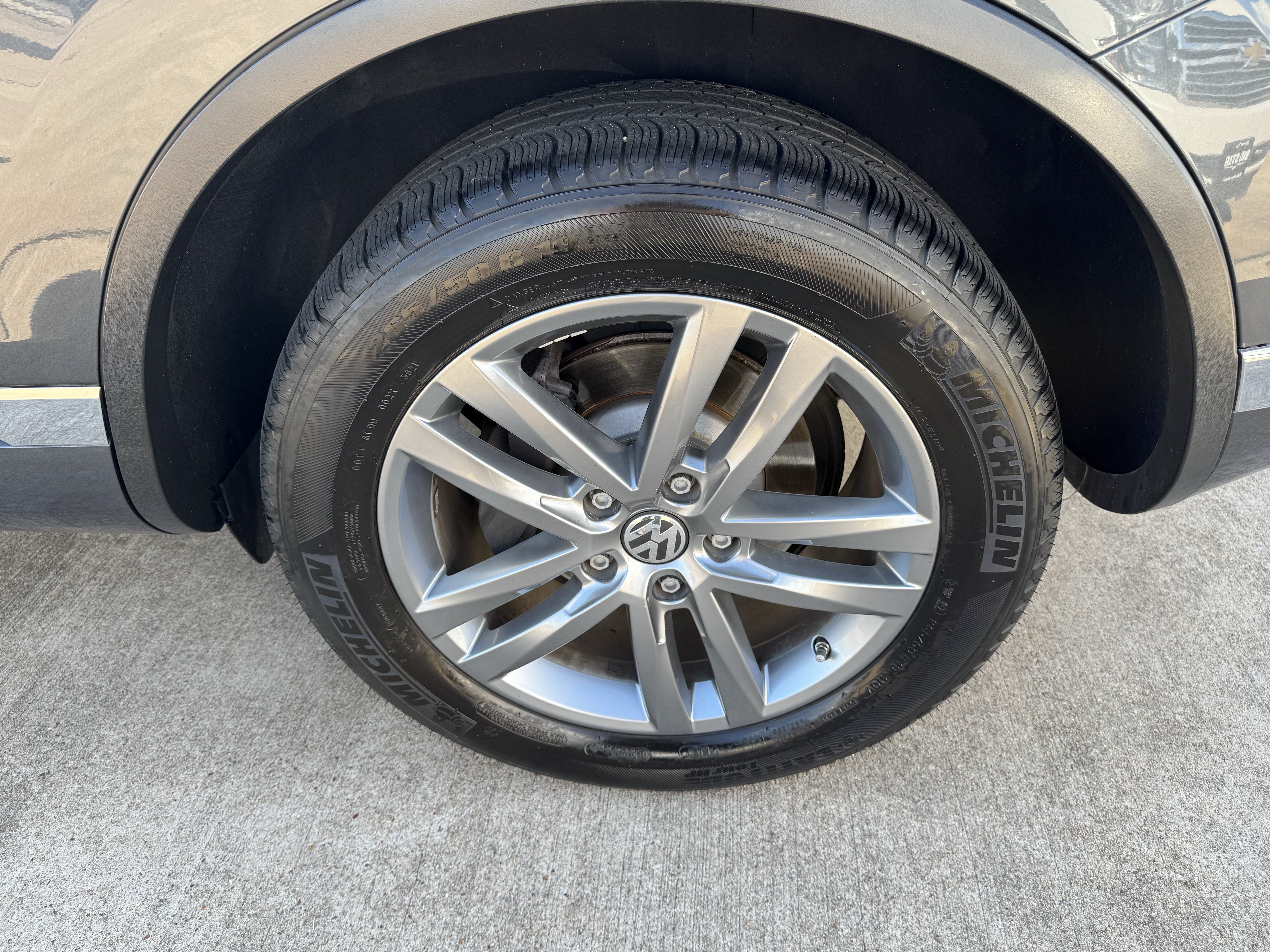 Used 2016 Volkswagen Touareg Sport AWD/4WD image 33