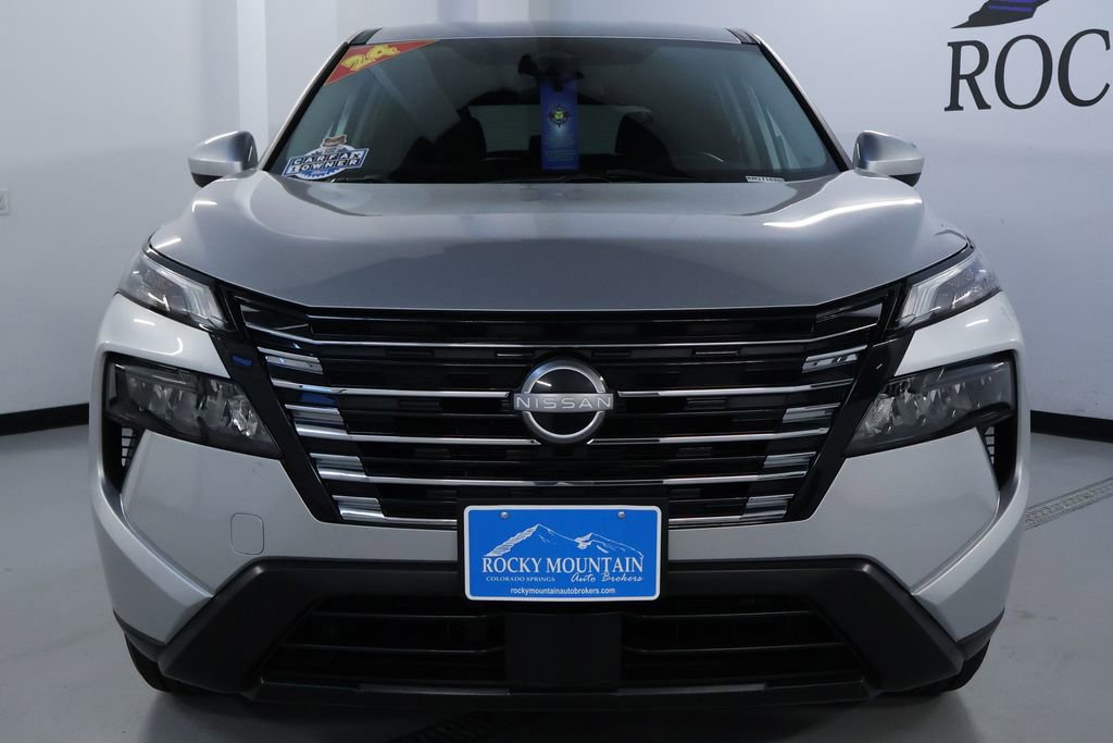 Used 2024 Nissan Rogue SV image 2