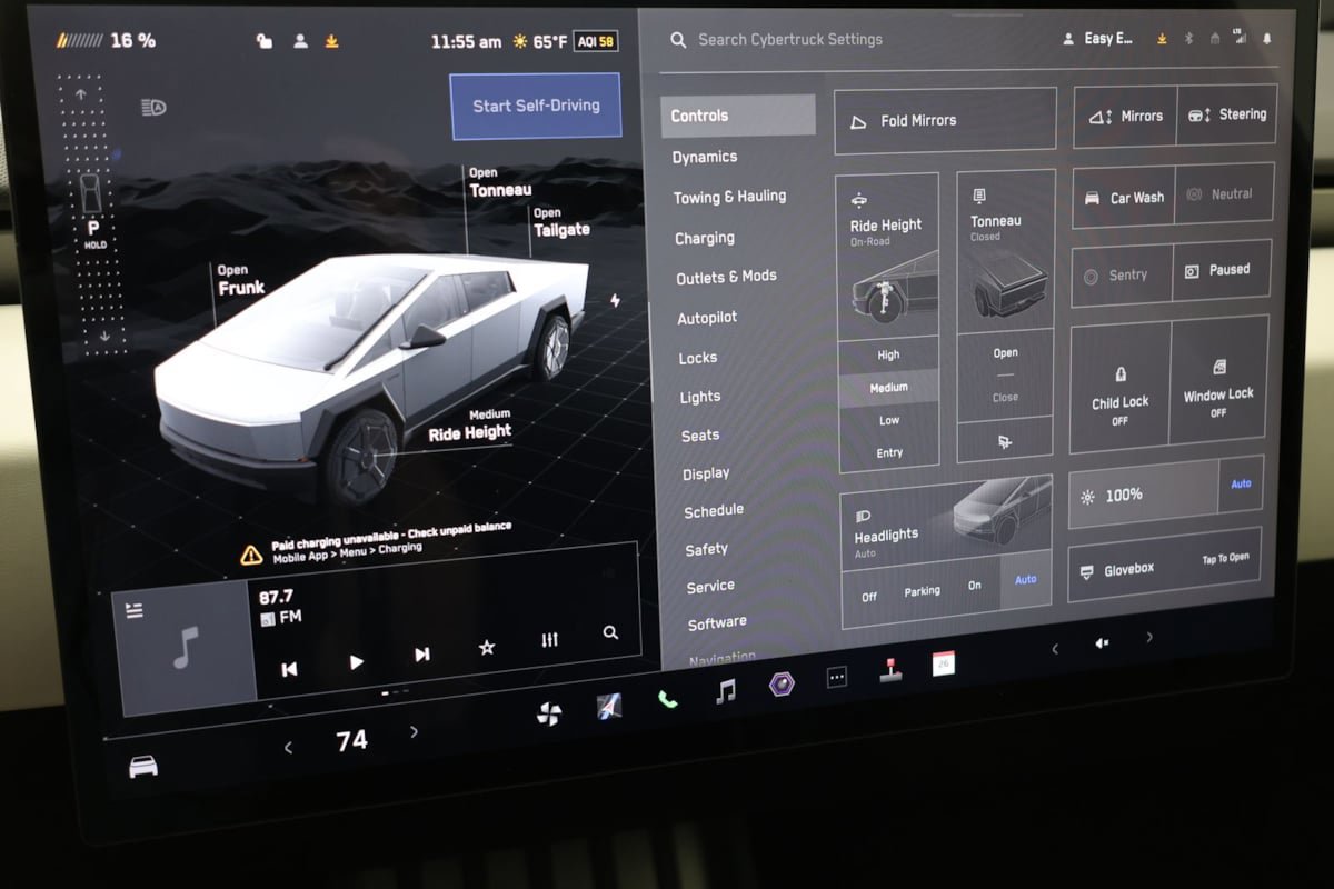 Used 2024 Tesla Cybertruck AWD Crew Cab image 33