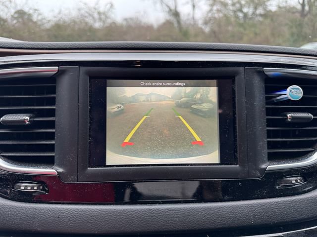 Used 2019 Chrysler Pacifica Touring-L image 17