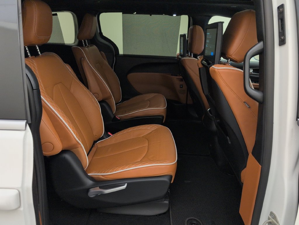 Used 2024 Chrysler Pacifica Pinnacle FWD image 17