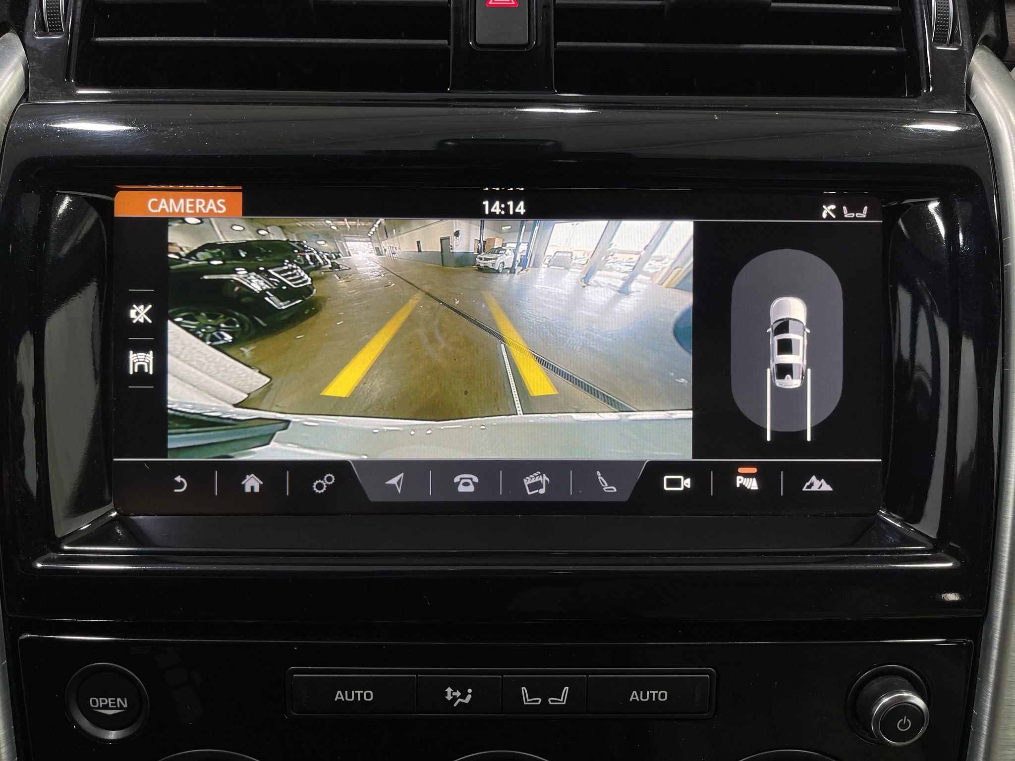 Used 2018 Land Rover Discovery HSE image 11