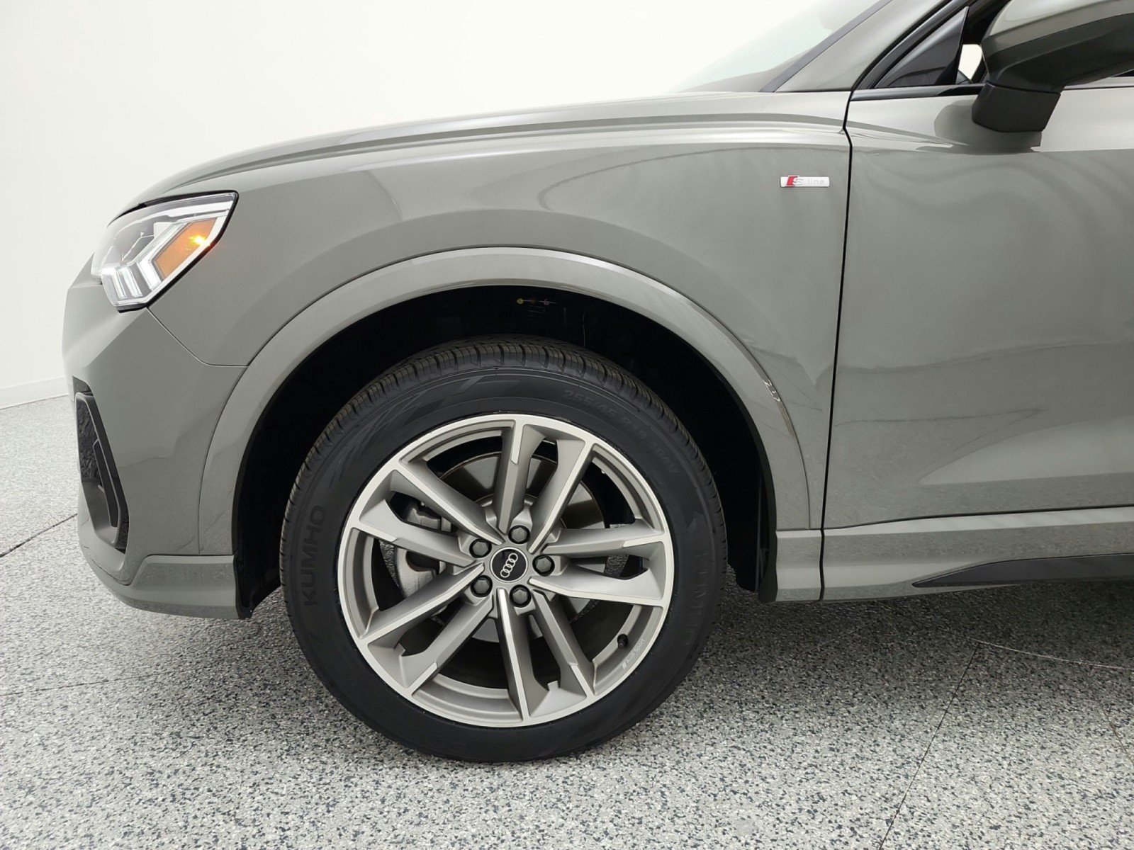 Used 2023 Audi Q3 2.0T Premium w/ Black Optic Sport Package AWD/4WD image 18