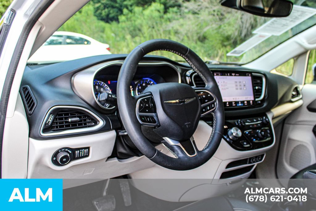Used 2023 Chrysler Pacifica Touring-L FWD image 22