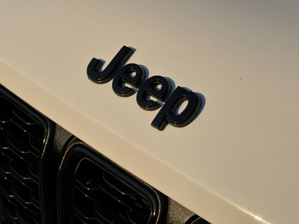 Used 2022 Jeep Grand Cherokee L Limited w/ Black Appearance Package image 14