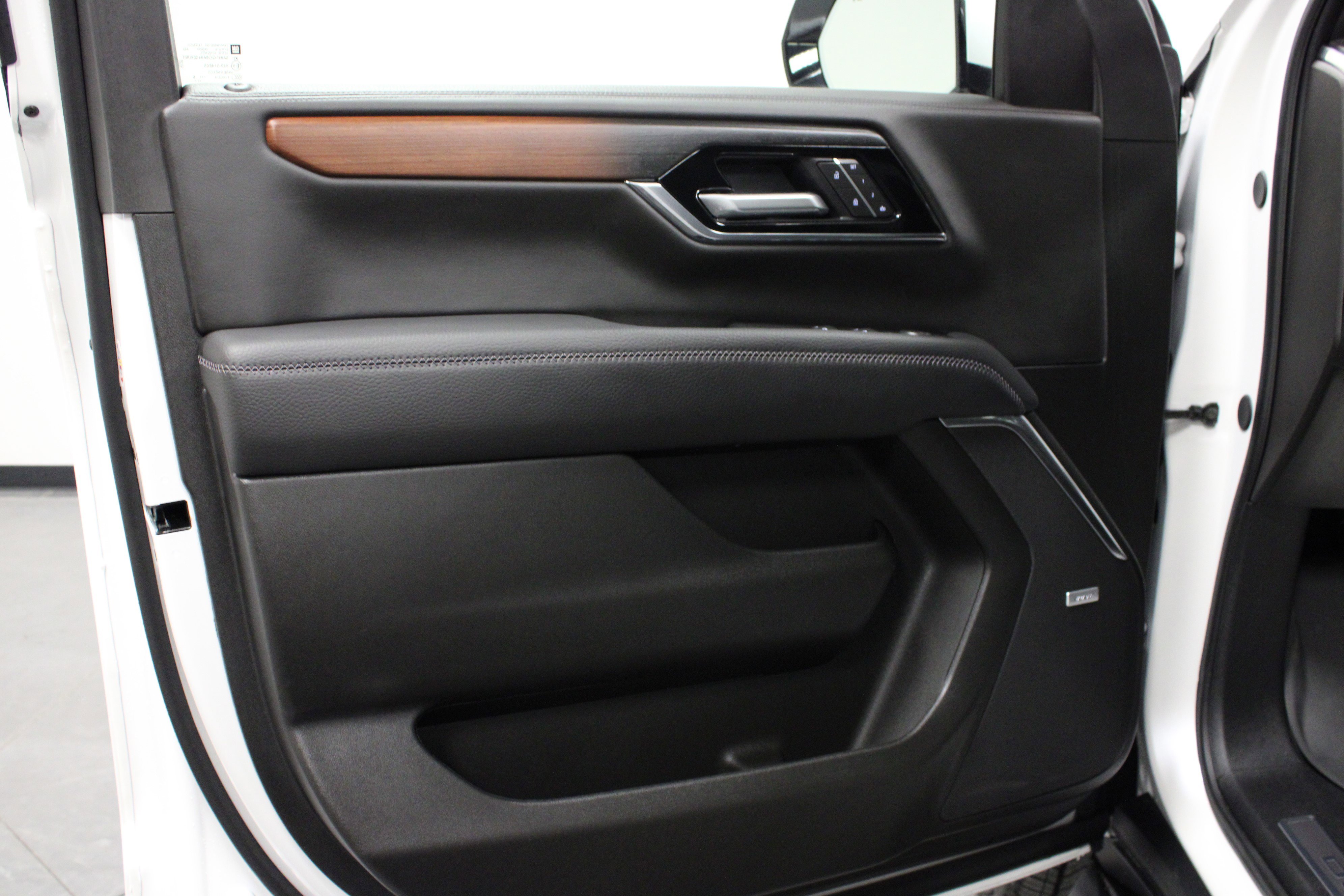 Used 2025 GMC Yukon Denali w/ Advanced Technology Package image 11