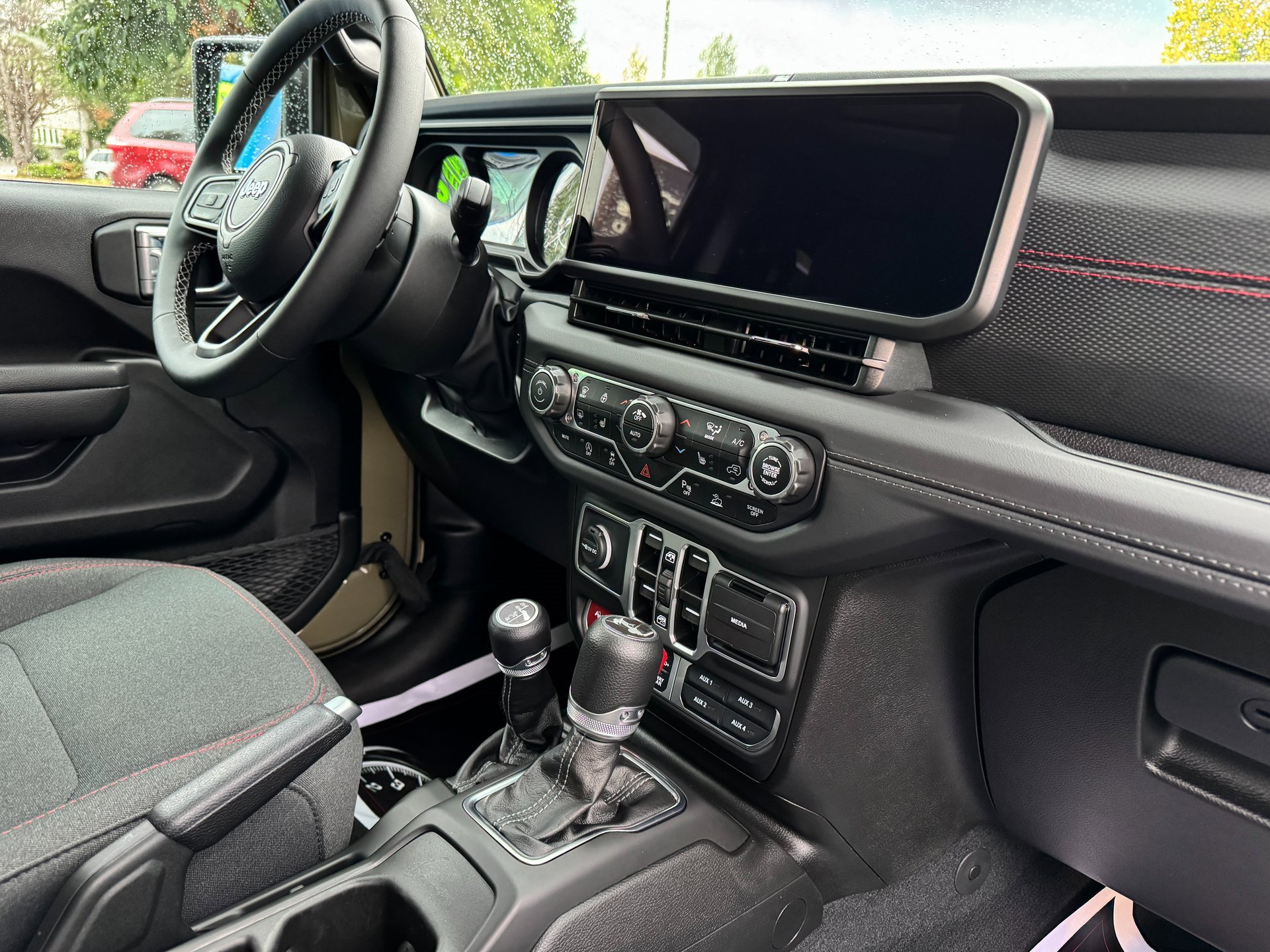 Used 2025 Jeep Wrangler Rubicon w/ Technology Group image 23