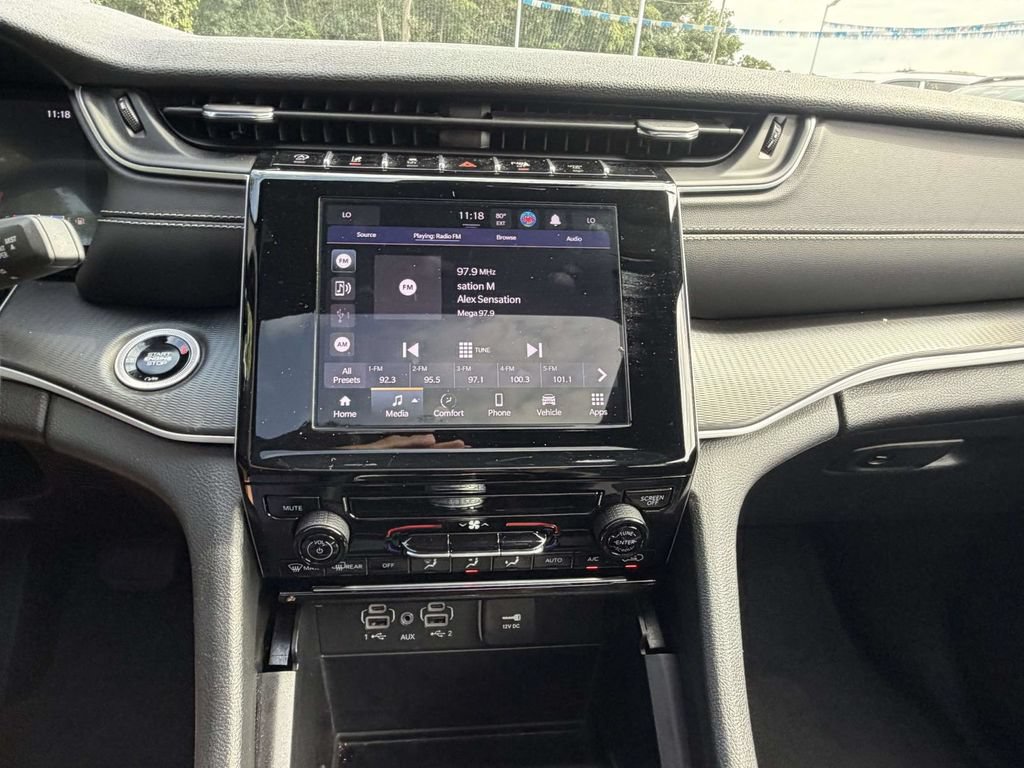 Certified 2025 Jeep Grand Cherokee Laredo AWD/4WD image 28