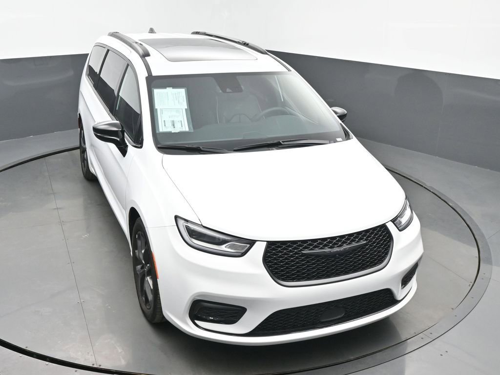 Used 2025 Chrysler Pacifica Limited image 43