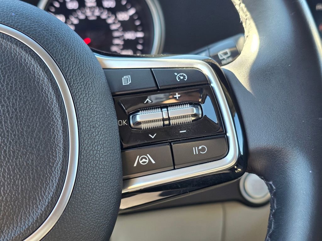 Used 2024 Kia Carnival LX image 32