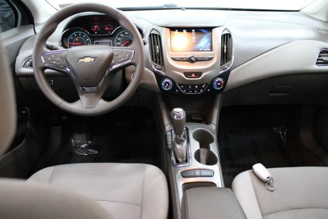 Used 2018 Chevrolet Cruze LT w/ Convenience Package FWD image 2