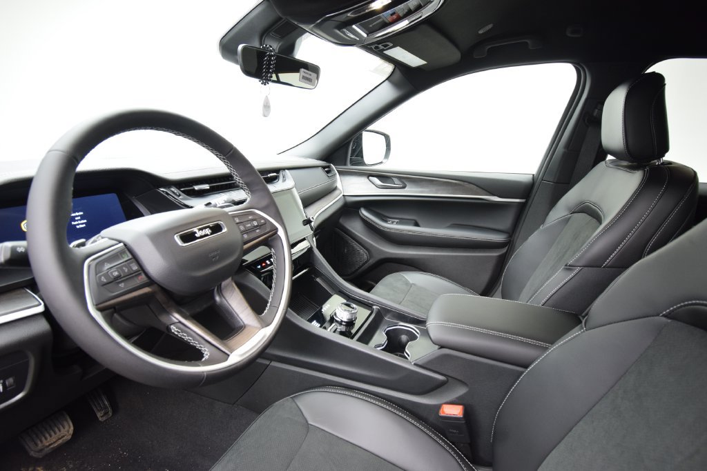 New 2026 Jeep Grand Cherokee Altitude AWD/4WD image 31