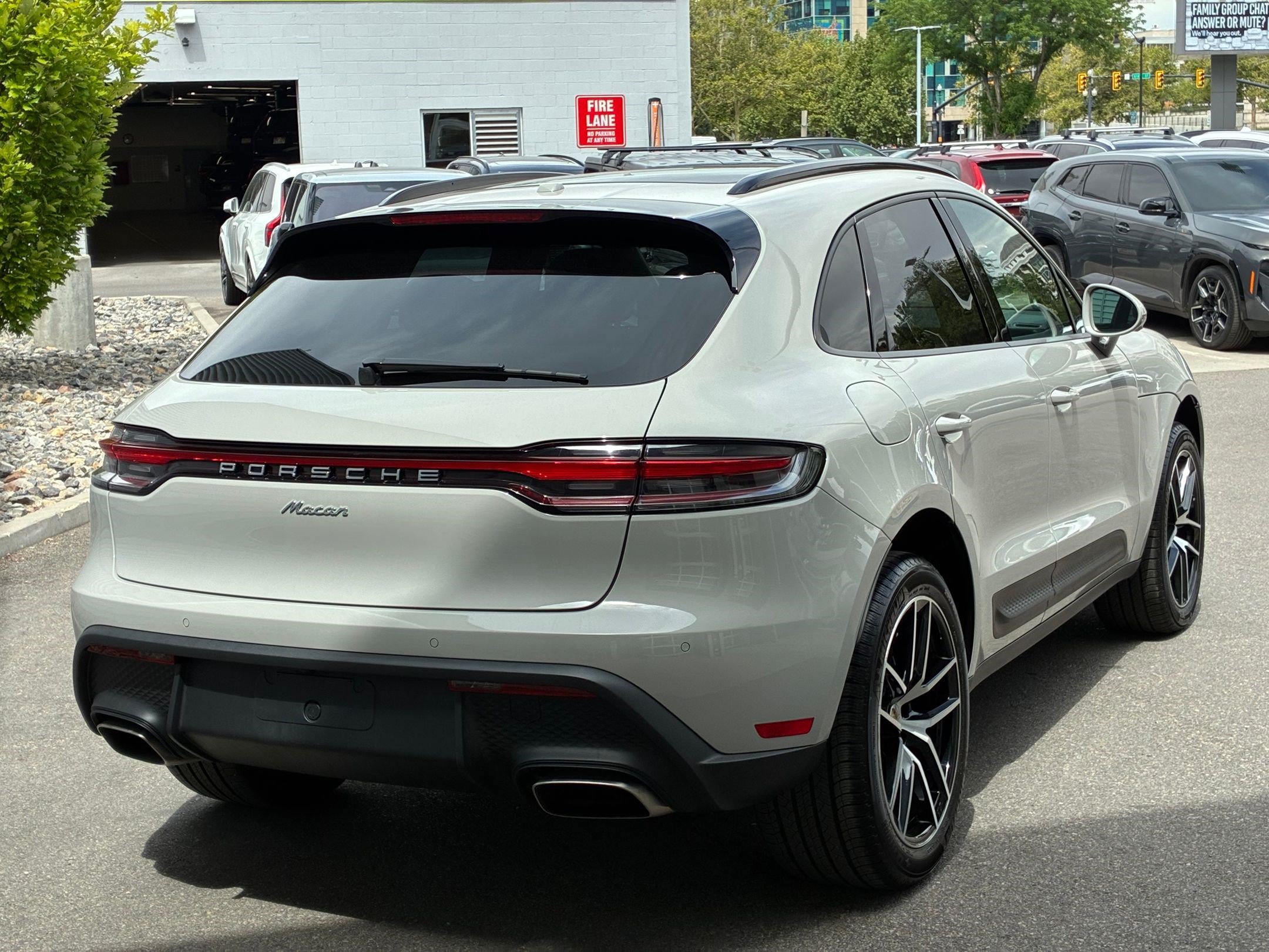 Used 2025 Porsche Macan AWD/4WD image 3
