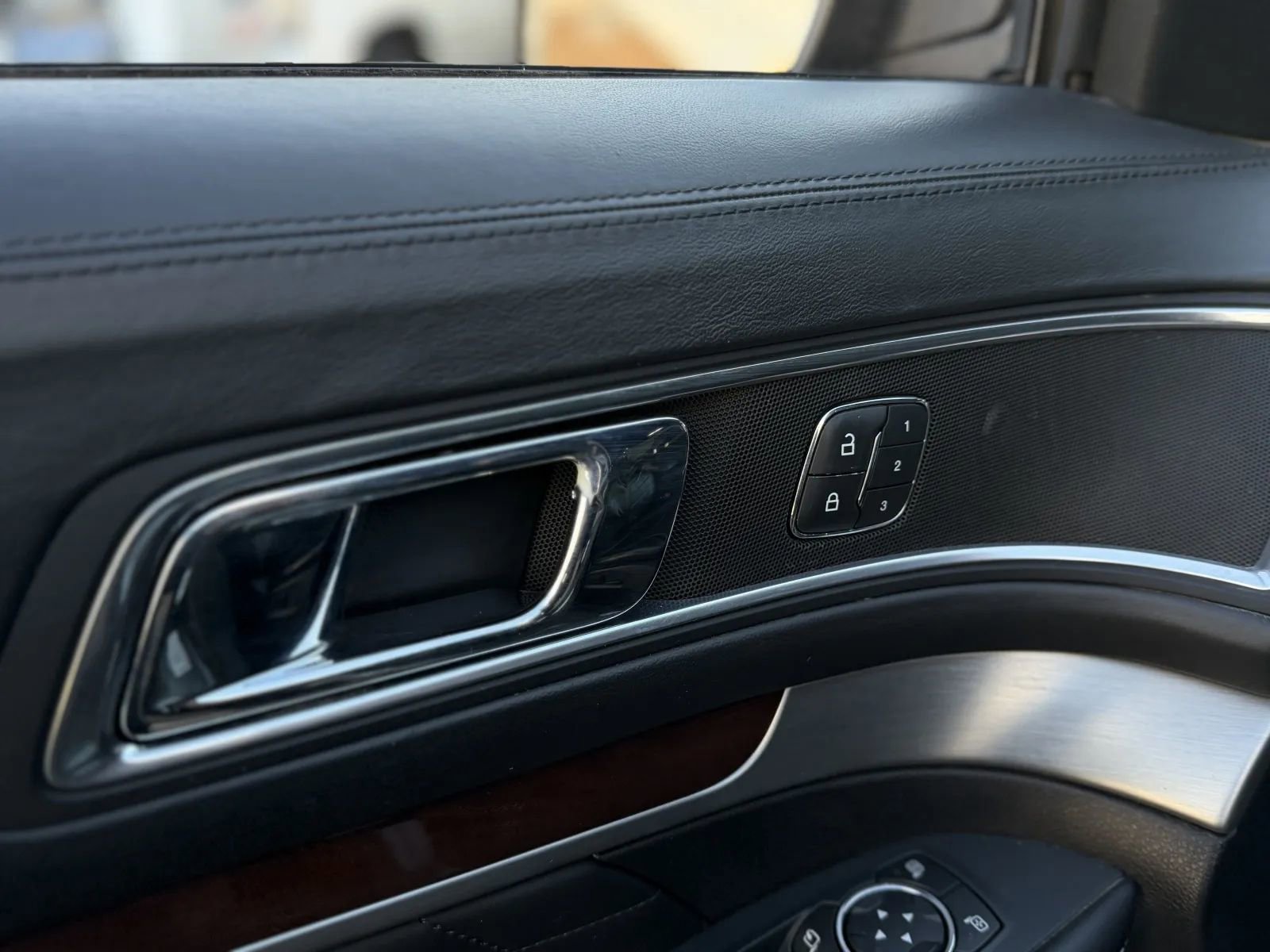 Used 2019 Ford Explorer Platinum image 28