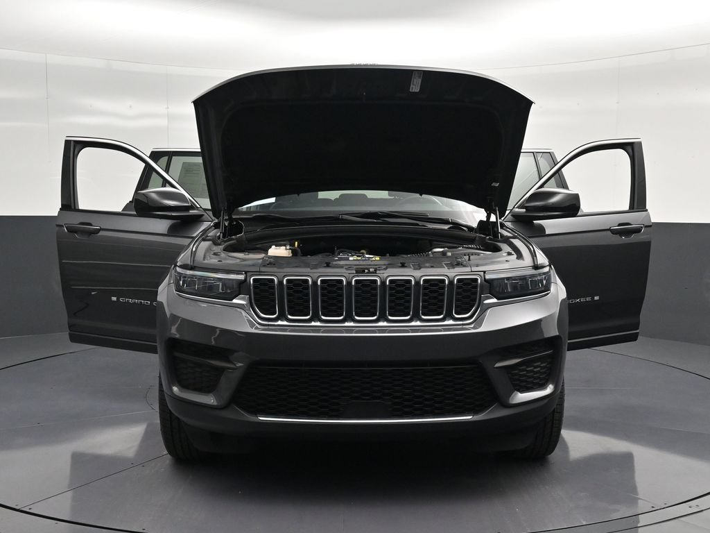 Used 2023 Jeep Grand Cherokee Laredo RWD image 36