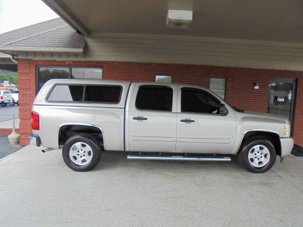 Used 2007 Chevrolet Silverado 1500 LT w/ Towing Package RWD image 2