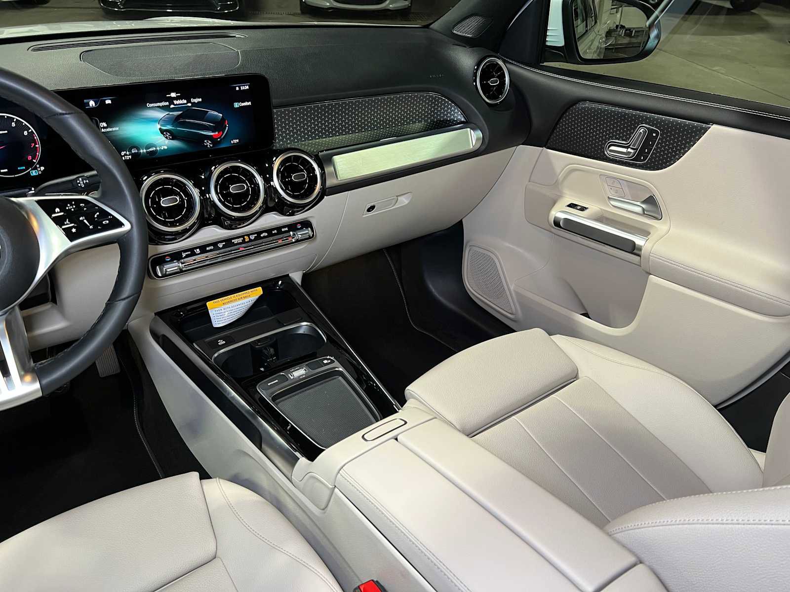 Certified 2025 Mercedes-Benz GLB 250 4MATIC image 37