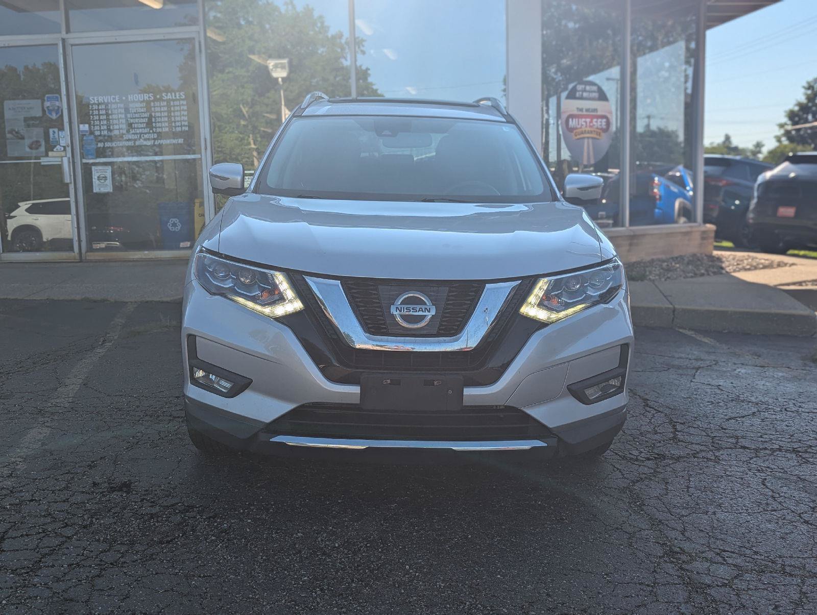 Used 2017 Nissan Rogue SL w/ SL Premium Package AWD/4WD image 2