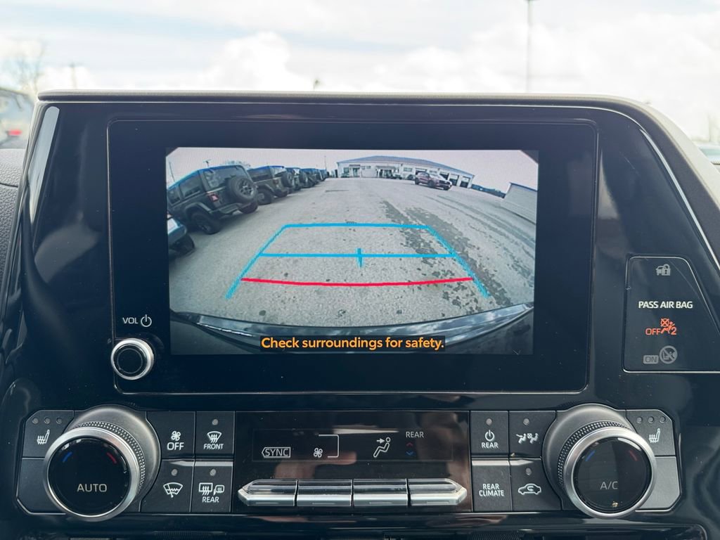 Used 2023 Toyota Highlander XLE image 18