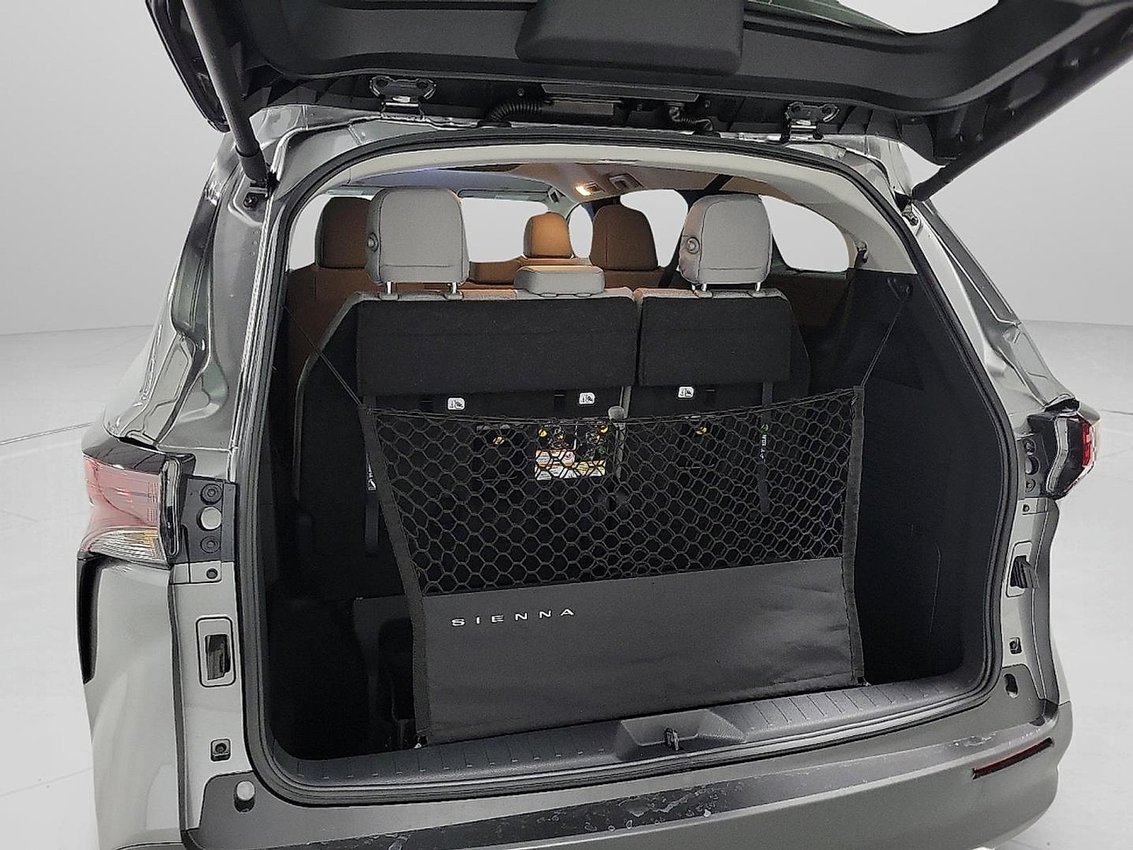 Used 2026 Toyota Sienna LE FWD image 7