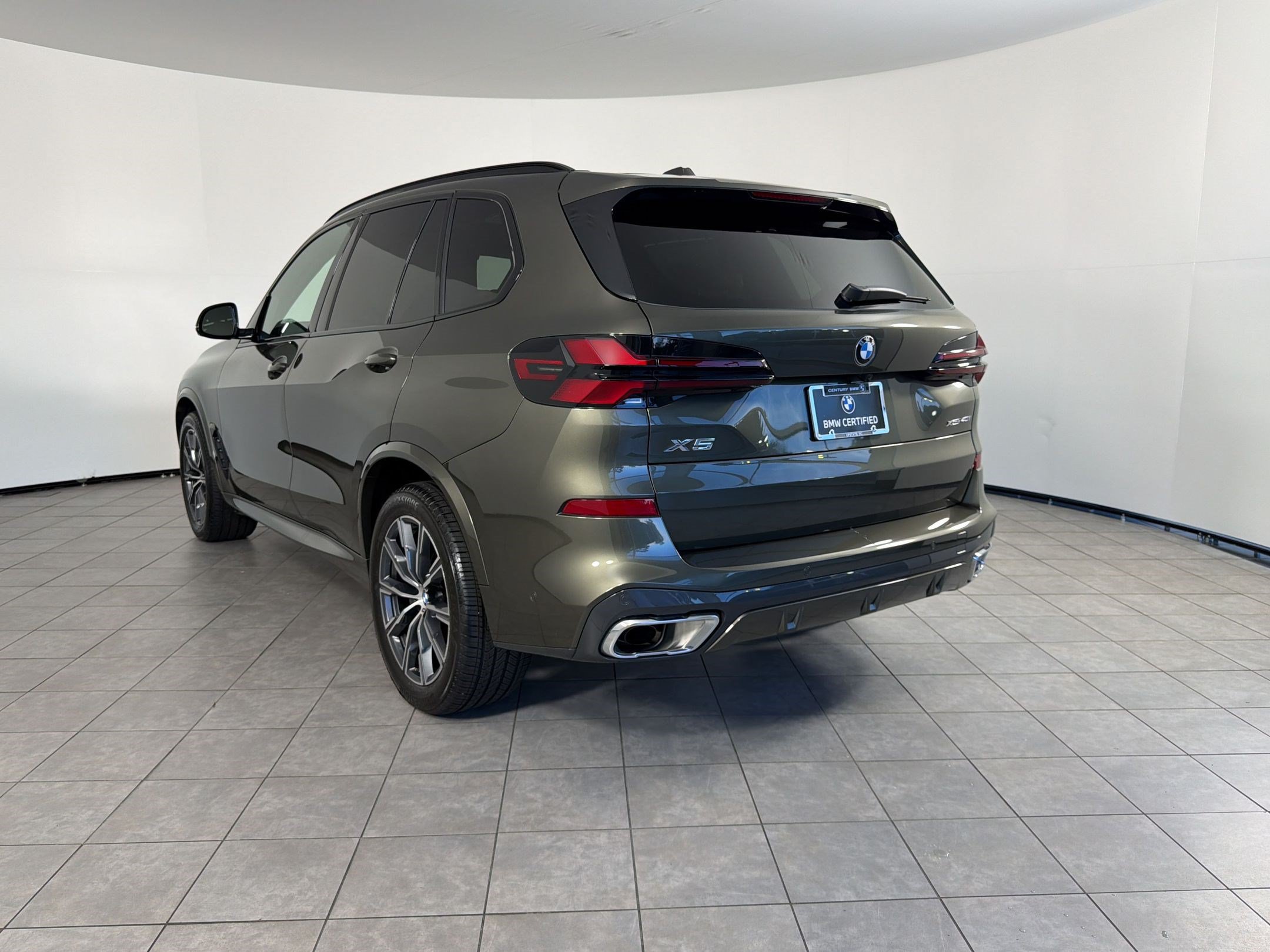 Certified 2026 BMW X5 xDrive40i w/ M Sport Package AWD/4WD image 3