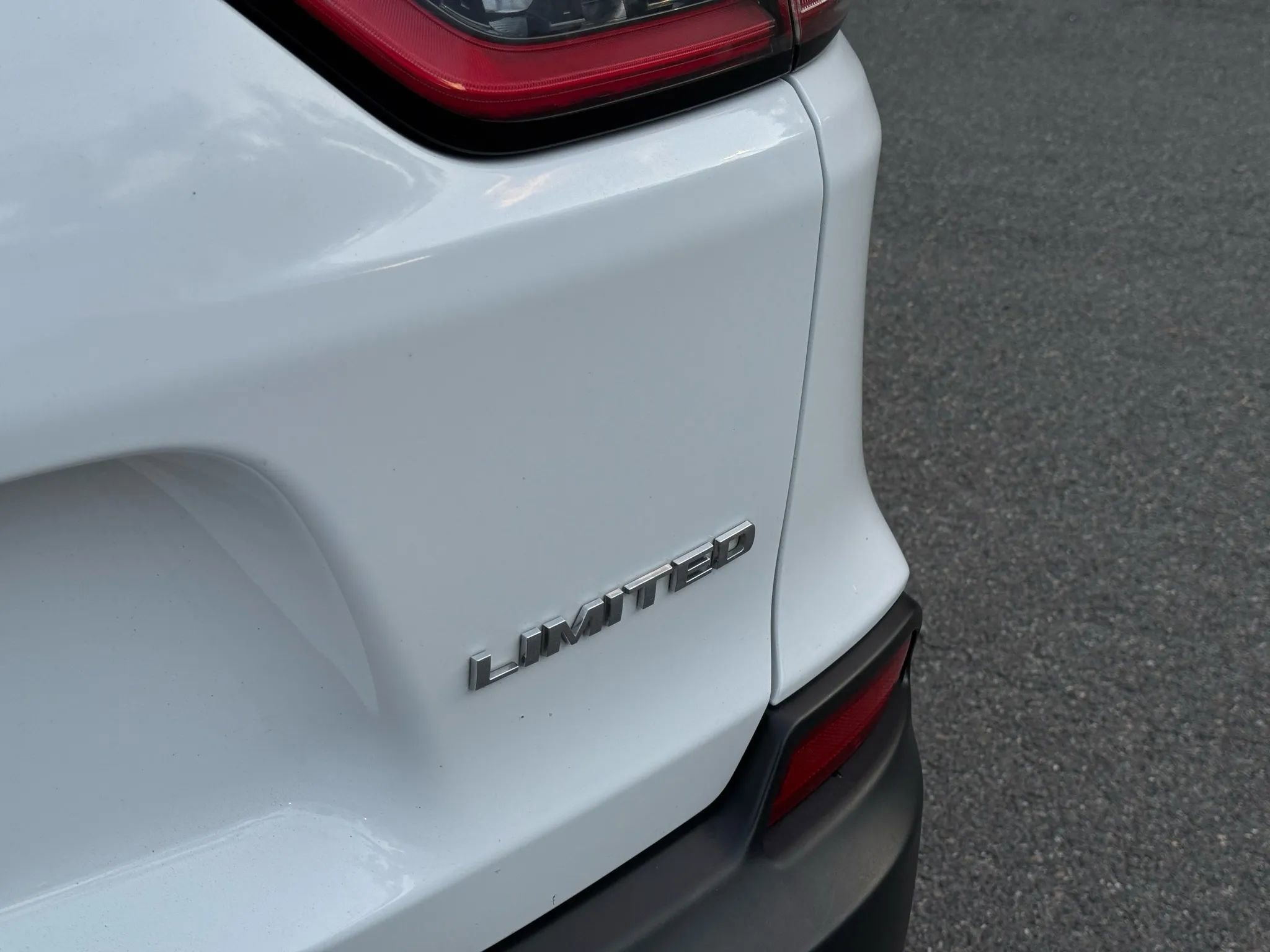 Used 2019 Jeep Cherokee Limited image 6
