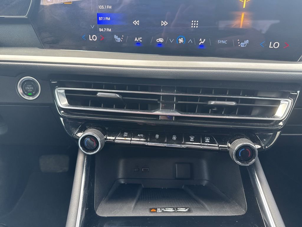 Used 2025 Chevrolet Traverse LT image 26