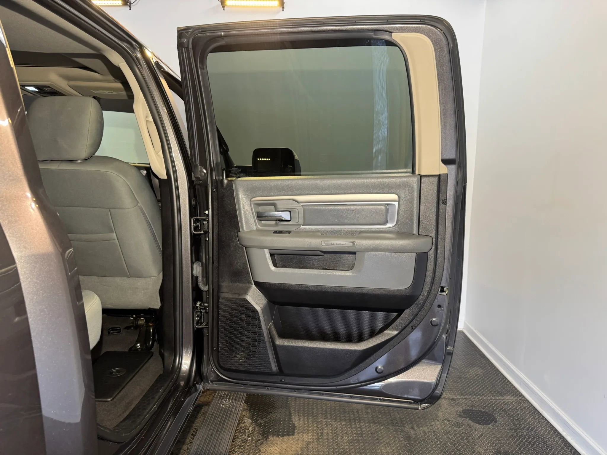 Used 2017 RAM 2500 Big Horn w/ Sport Appearance Group AWD/4WD image 29