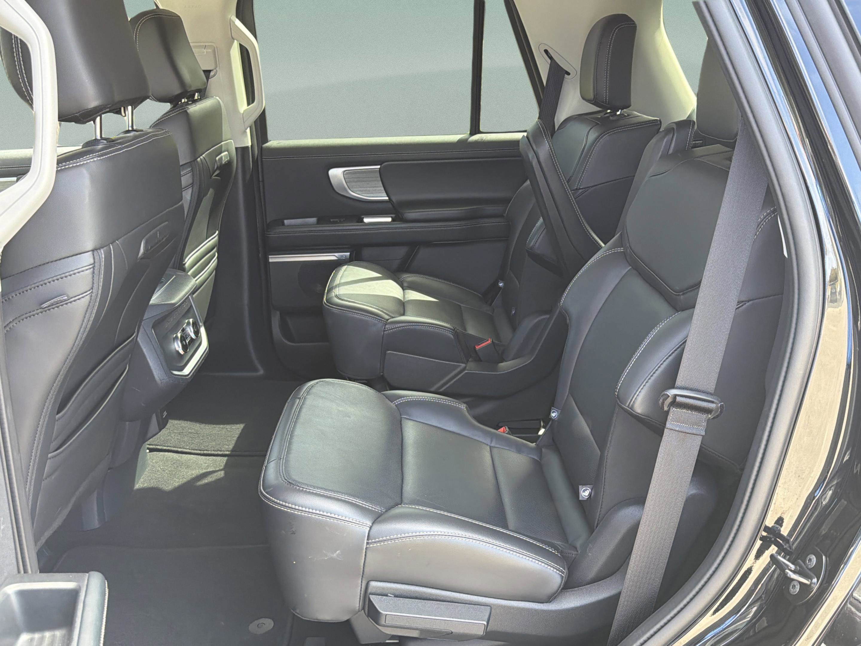 Used 2025 Ford Expedition Platinum image 33